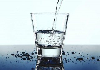 Можно ли запивать пищу водой? Развеиваем популярный миф